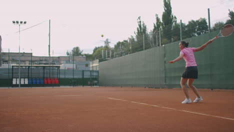 Tennisspielerin-In-Aktion-Während-Des-Spiels-Im-Profistadion.-Sie-Trägt-Sportkleidung-Ohne-Markenzeichen.-Das-Stadium